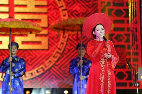 Ca khúc Năm mười bảy tuổi do Linh Ngân sáng tác chính là một cách kể chuyện sâu sắc về một giai đoạn cuộc đời của Phi Nhung.