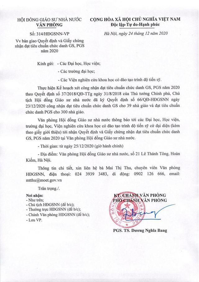 Hội đồng Giáo sư Nhà nước ký bàn giao Quyết định và Giấy chứng nhận đạt tiêu chuẩn chức danh cho 339 giáo sư, phó giáo sư năm 2020. Hội đồng Giáo sư Nhà nước ký bàn giao Quyết định và Giấy chứng nhận đạt tiêu chuẩn chức danh cho 339 giáo sư, phó giáo sư năm 2020.