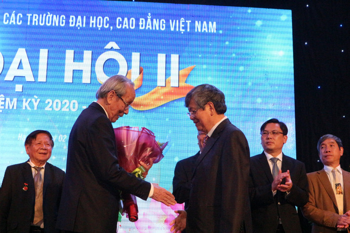 Giáo sư Trần Hồng Quân - Chủ tịch Hiệp hội Các trường đại học, cao đẳng Việt Nam nhiệm kỳ 2015-2020 tặng hoa chúc mừng tân Chủ tịch Vũ Ngọc Hoàng (ảnh: Tùng Dương) Giáo sư Trần Hồng Quân - Chủ tịch Hiệp hội Các trường đại học, cao đẳng Việt Nam nhiệm kỳ 2015-2020 tặng hoa chúc mừng tân Chủ tịch Vũ Ngọc Hoàng (ảnh: Tùng Dương)