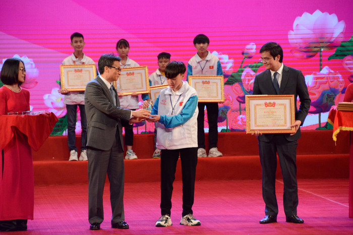 Ông Vũ Đức Đam (bên trái), Ủy viên Trung ương Đảng, Phó Thủ tướng Chính phủ trao kỉ niệm cho học sinh, sinh viên tiêu biểu (ảnh: Bộ Giáo dục và Đào tạo)