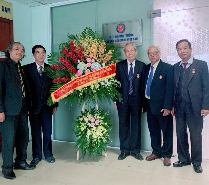 Hiệp hội Các trường đại học, cao đẳng Việt Nam vui mừng nhận được lẵng hoa của Thủ tướng Nguyễn Xuân Phúc do bận công tác nên Thủ tướng đã gửi lẵng hoa chúc mừng Đại hội của Hiệp hội (ảnh: Thùy Linh)