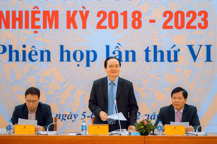 Bộ trưởng Bộ Giáo dục và Đào tạo, Chủ tịch Hội đồng Giáo sư Nhà nước nhiệm kỳ 2018-2023 Phùng Xuân Nhạ chủ trì phiên họp. (ảnh: Bộ Giáo dục và Đào tạo)