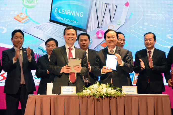 Bộ trưởng Bộ Giáo dục và Đào tạo và Bộ trưởng Bộ Thông tin và Truyền thông ký kết hợp tác triển khai chuyển đổi số trong giáo dục và đào tạo (ảnh: Bộ giáo dục và đào tạo) Bộ trưởng Bộ Giáo dục và Đào tạo và Bộ trưởng Bộ Thông tin và Truyền thông ký kết hợp tác triển khai chuyển đổi số trong giáo dục và đào tạo (ảnh: Bộ giáo dục và đào tạo)