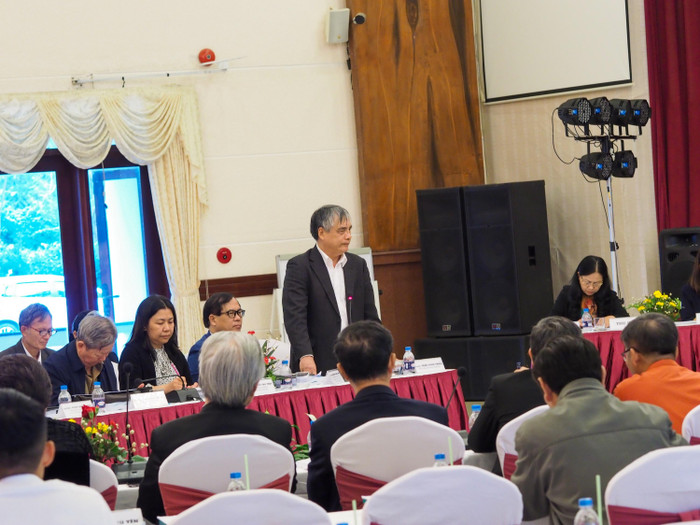 Phó giáo sư Trần Đình Thiên (đứng) khẳng định: “Ở Việt Nam, cải cách giáo dục đi liền với rủi ro, ai đi trước, đi tiên phong là chết". (ảnh: T.L)