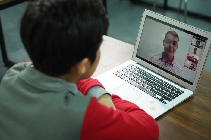 Học sinh trực tiếp trao đổi với giáo viên Học sinh trực tiếp trao đổi với giáo viên