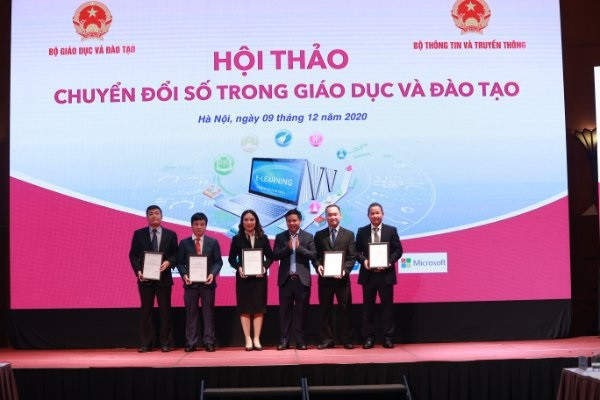Cục trưởng Cục công nghệ thông tin (Bộ Giáo dục và Đào tạo) trao giấy giấy xác nhận đáp ứng quy định kỹ thuật về dữ liệu và kết nối với cơ sở dữ liệu ngành giáo dục cho một số tập đoàn, công ty như Viettel, VNPT, Công ty phần mềm Quảng Ích... (ảnh: Thùy Linh) Cục trưởng Cục công nghệ thông tin (Bộ Giáo dục và Đào tạo) trao giấy giấy xác nhận đáp ứng quy định kỹ thuật về dữ liệu và kết nối với cơ sở dữ liệu ngành giáo dục cho một số tập đoàn, công ty như Viettel, VNPT, Công ty phần mềm Quảng Ích... (ảnh: Thùy Linh)