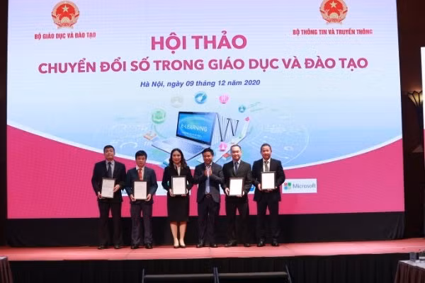 Cục trưởng Cục công nghệ thông tin (Bộ Giáo dục và Đào tạo) trao giấy giấy xác nhận đáp ứng quy định kỹ thuật về dữ liệu và kết nối với cơ sở dữ liệu ngành giáo dục cho một số tập đoàn, công ty như Viettel, VNPT, Công ty phần mềm Quảng Ích... (ảnh: Thùy Linh)