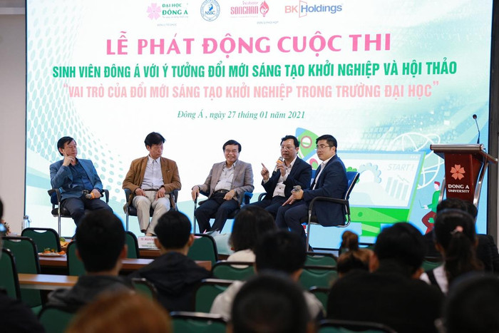 Các chuyên gia chia sẻ về kinh nghiệm khởi nghiệp trong trường Đại học. Ảnh: AN Các chuyên gia chia sẻ về kinh nghiệm khởi nghiệp trong trường Đại học. Ảnh: AN