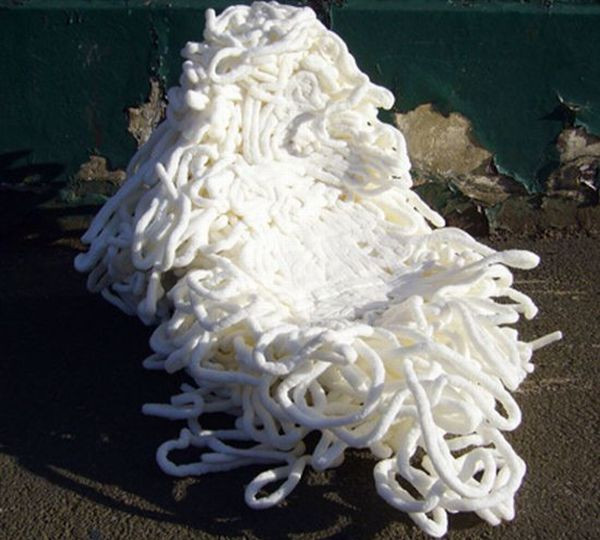 8. Ghế làm từ hồ bột Chiếc ghế của nhà thiết kế Max Lamb chính là niềm hi vọng lớn cho việc sản xuất đồ nội thất xanh cho tương lai. Bạn liệu có đoán được chất liệu tạo lên chiếc ghế này chính là những ống hồ bột nối tiếp nhau , xếp thành nhiều lớp và được tạo hình giống như một chiếc ghế.