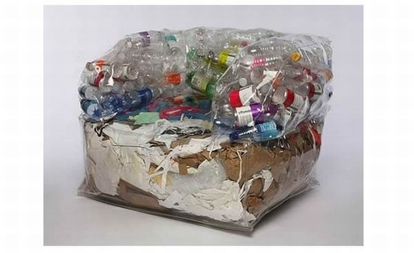 10. Ghế thân thiện với môi trường- Hoarders Eco Friendly Chair Chiếc ghế này có phần vỏ ngoài được làm từ một chiếc túi làm từ nhựa vinyl có hình chiếc ghế và được nhét đầy những đồ vật đã được tái chế như vỏ chai, quần áo hay sách báo.