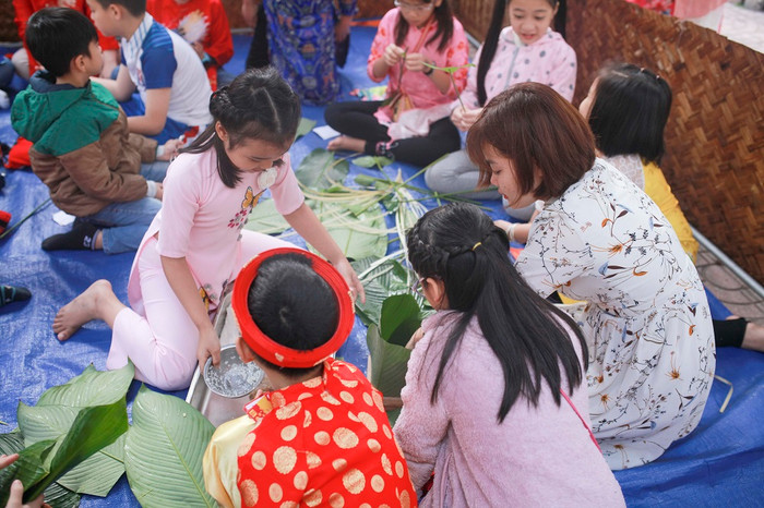 Cô giáo và học sinh trường Việt - Úc làm bánh chưng - món ăn không thể thiếu ngày Tết