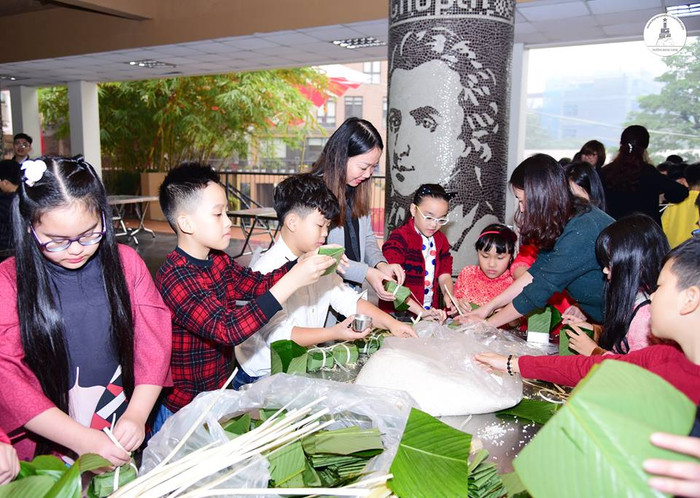 Học sinh trường Marie Curie rộn ràng trong lễ hội Bánh chưng ảnh 1 Học sinh trường Marie Curie rộn ràng trong lễ hội Bánh chưng ảnh 1