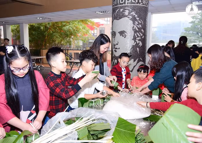 Học sinh trường Marie Curie rộn ràng trong lễ hội Bánh chưng ảnh 1