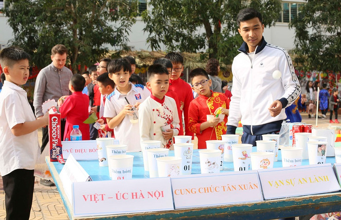 Nhiều trò chơi thu hút các em học sinh tham gia