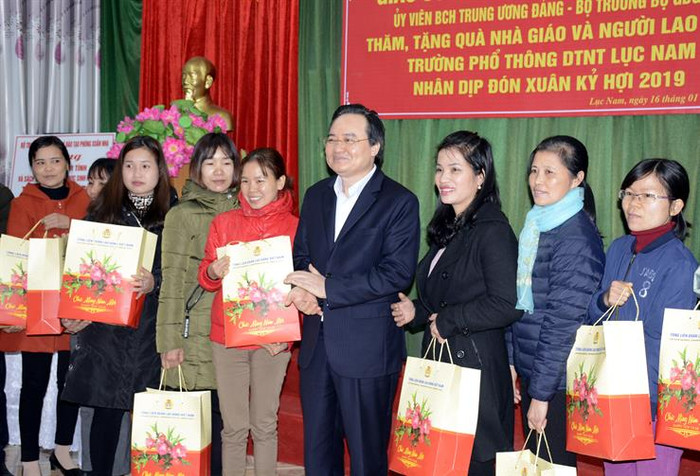 Bộ trưởng Phùng Xuân Nhạ tặng quà tết cho giáo viên có hoàn cảnh khó khăn của huyện Lục Nam, tỉnh Bắc Giang (Ảnh: moet.gov.vn) Bộ trưởng Phùng Xuân Nhạ tặng quà tết cho giáo viên có hoàn cảnh khó khăn của huyện Lục Nam, tỉnh Bắc Giang (Ảnh: moet.gov.vn)