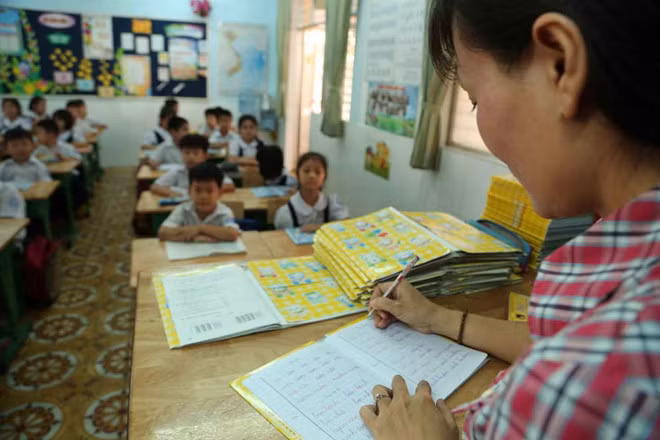 Như quyết tâm của Bộ trưởng, thầy Khang mong năm 2019 ngành giáo dục sẽ giảm được áp lực cho giáo viên từ sổ sách, giấy tờ để thầy cô tập trung hơn cho công tác giảng dạy (Ảnh minh họa trên giaoduc.net.vn)