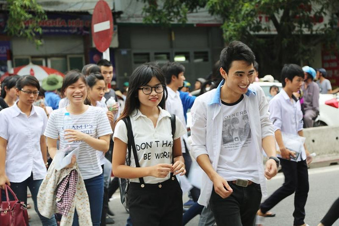 Ngày 9/10, Phó chủ tịch Ủy ban nhân dân thành phố Hà Nội kí quyết định phê duyệt kế hoạch tuyển sinh vào lớp 10 trung học phổ thông năm học 2019 - 2020. Theo đó, thay vì phương thức thi tuyển kết hợp với xét tuyển như đã áp dụng từ nhiều năm nay, Hà Nội sẽ thực hiện phương thức thi tuyển 4 môn thi, trong đó có 3 môn bắt buộc là toán, ngữ văn, ngoại ngữ. Môn thi thứ tư sẽ được công bố vào tháng 3/2019. (Ảnh minh họa: VTV)