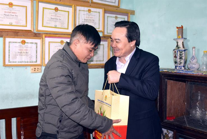 Bộ trưởng Phùng Xuân Nhạ tặng quà tết cho gia đình thầy giáo Nguyễn Xuân Đưa (Ảnh: moet.gov.vn) Bộ trưởng Phùng Xuân Nhạ tặng quà tết cho gia đình thầy giáo Nguyễn Xuân Đưa (Ảnh: moet.gov.vn)