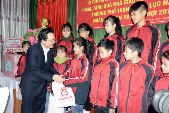 Bộ trưởng Phùng Xuân Nhạ tặng quà tết cho các em học sinh có hoàn cảnh khó khăn của Trường Dân tộc nội trú huyện Lục Nam, tỉnh Bắc Giang (Ảnh: moet.gov.vn) Bộ trưởng Phùng Xuân Nhạ tặng quà tết cho các em học sinh có hoàn cảnh khó khăn của Trường Dân tộc nội trú huyện Lục Nam, tỉnh Bắc Giang (Ảnh: moet.gov.vn)