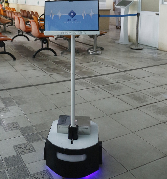 Sinh viên Nguyễn Đào Xuân Hải và Lương Hữu Thành Nam đã nghiên cứu và chế tạo ra robot y tế đa năng làm các việc thay thế y tá, người hướng dẫn trong bệnh viện, nhân viên tài vụ…. nhằm hạn chế tiếp xúc giữa người với người để giảm nguy cơ lây nhiễm chéo. (Ảnh: Xuân Hải cung cấp) Sinh viên Nguyễn Đào Xuân Hải và Lương Hữu Thành Nam đã nghiên cứu và chế tạo ra robot y tế đa năng làm các việc thay thế y tá, người hướng dẫn trong bệnh viện, nhân viên tài vụ…. nhằm hạn chế tiếp xúc giữa người với người để giảm nguy cơ lây nhiễm chéo. (Ảnh: Xuân Hải cung cấp)