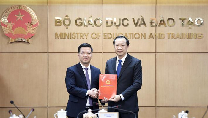 Thứ trưởng Phạm Ngọc Thưởng trao Quyết định bổ nhiệm Chánh Văn phòng cho đồng chí Trần Quang Nam (bên tay trái) (Ảnh: moet.gov.vn) Thứ trưởng Phạm Ngọc Thưởng trao Quyết định bổ nhiệm Chánh Văn phòng cho đồng chí Trần Quang Nam (bên tay trái) (Ảnh: moet.gov.vn)