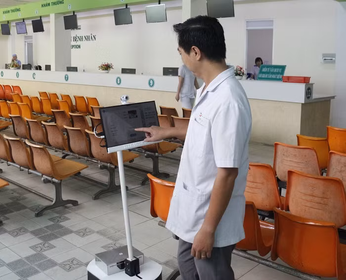 Xuân Hải cho biết, nhóm mong muốn robot sẽ san sẻ phần nào công việc lặp đi lặp lại của các bác sĩ và chuyên viên y tế như cấp phát thuốc, đo nhịp tim cho bệnh nhân (Ảnh: Xuân Hải cung cấp) Xuân Hải cho biết, nhóm mong muốn robot sẽ san sẻ phần nào công việc lặp đi lặp lại của các bác sĩ và chuyên viên y tế như cấp phát thuốc, đo nhịp tim cho bệnh nhân (Ảnh: Xuân Hải cung cấp)