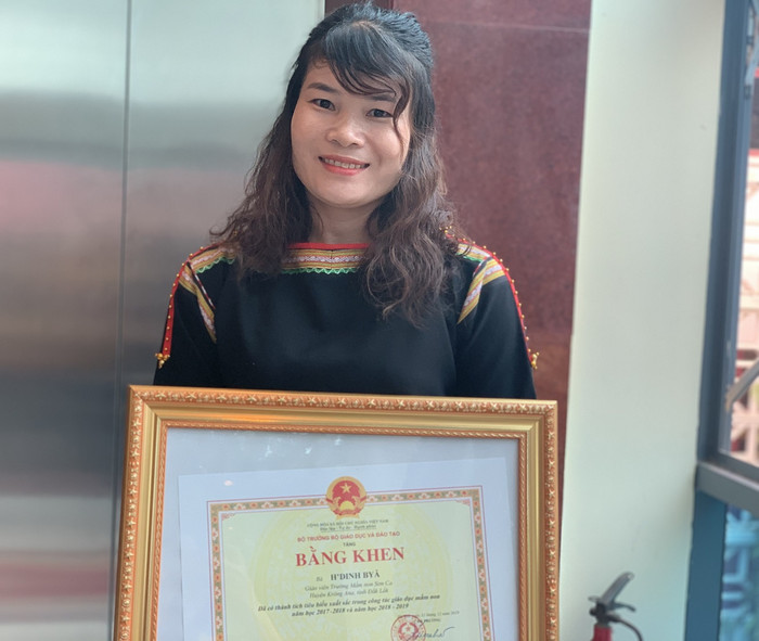 Cô H’Dinh Byă kể, học sinh chủ yếu là người dân tộc Kinh còn cô giáo là người dân tộc Ê đê nên lúc đầu nhiều phụ huynh không cho con đến trường vì lo ngại cô giáo không dạy được. (Ảnh: Thùy Linh) Cô H’Dinh Byă kể, học sinh chủ yếu là người dân tộc Kinh còn cô giáo là người dân tộc Ê đê nên lúc đầu nhiều phụ huynh không cho con đến trường vì lo ngại cô giáo không dạy được. (Ảnh: Thùy Linh)