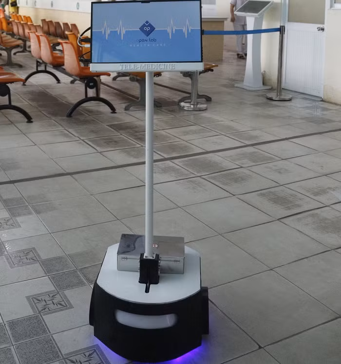 Sinh viên Nguyễn Đào Xuân Hải và Lương Hữu Thành Nam đã nghiên cứu và chế tạo ra robot y tế đa năng làm các việc thay thế y tá, người hướng dẫn trong bệnh viện, nhân viên tài vụ…. nhằm hạn chế tiếp xúc giữa người với người để giảm nguy cơ lây nhiễm chéo. (Ảnh: Xuân Hải cung cấp) Sinh viên Nguyễn Đào Xuân Hải và Lương Hữu Thành Nam đã nghiên cứu và chế tạo ra robot y tế đa năng làm các việc thay thế y tá, người hướng dẫn trong bệnh viện, nhân viên tài vụ…. nhằm hạn chế tiếp xúc giữa người với người để giảm nguy cơ lây nhiễm chéo. (Ảnh: Xuân Hải cung cấp)