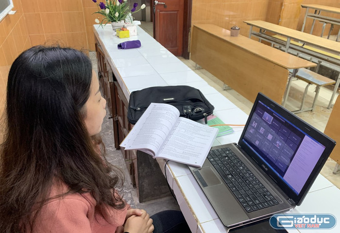 Bộ Giáo dục và Đào tạo cho rằng, học qua trực tuyến hay truyền hình thì không đơn thuần chỉ là đưa 1 bài giảng dựng sẵn rồi phát lại. (Ảnh minh họa: Thùy Linh) Bộ Giáo dục và Đào tạo cho rằng, học qua trực tuyến hay truyền hình thì không đơn thuần chỉ là đưa 1 bài giảng dựng sẵn rồi phát lại. (Ảnh minh họa: Thùy Linh)