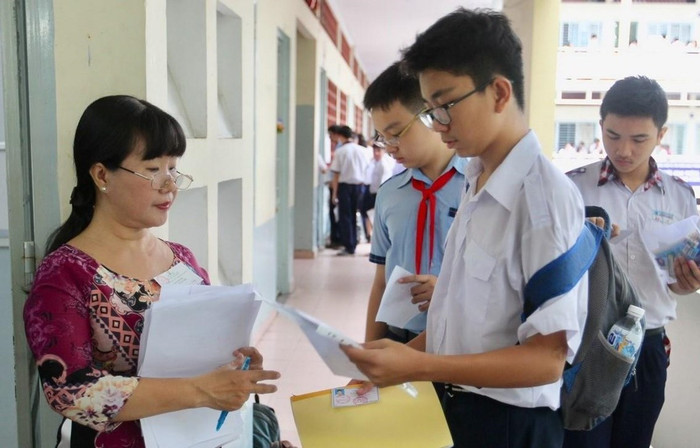 Dù đang nghỉ học vì dịch Covid-19 nhưng học sinh lớp 9 ở Hà Nội và phụ huynh như ngồi trên đống lửa vì phải lo ôn thi vào lớp 10 với 3 môn bắt buộc, vừa “sốt ruột” chờ môn thứ tư mà đến nay chưa công bố. (Ảnh minh họa: TTXVN) Dù đang nghỉ học vì dịch Covid-19 nhưng học sinh lớp 9 ở Hà Nội và phụ huynh như ngồi trên đống lửa vì phải lo ôn thi vào lớp 10 với 3 môn bắt buộc, vừa “sốt ruột” chờ môn thứ tư mà đến nay chưa công bố. (Ảnh minh họa: TTXVN)