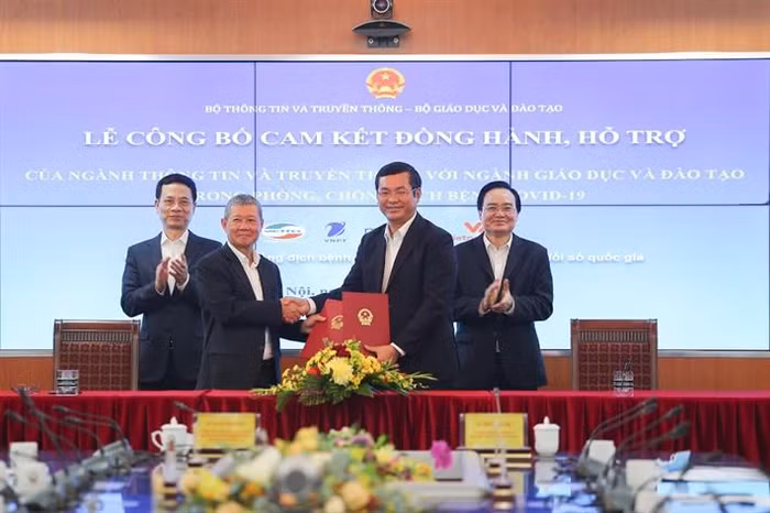 Thứ trưởng Bộ Giáo dục và Đào tạo Nguyễn Văn Phúc và Thứ trưởng Bộ Thông tin và truyền thông Nguyễn Thành Hưng ký cam kết đồng hành, hỗ trợ (Ảnh: moet.gov.vn)