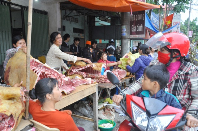 Theo ghi nhận của phóng viên, các chủ quầy thịt đều tỏ ra ngao ngán khi nói về sức mua thịt bê năm nay.