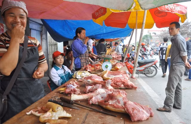 Một chủ bán quầy bê lấy làm vui mừng vì bán được gần hết một con bê trong ngày mùng 7 này trong khi nhiều người bên cạnh chưa bán hết nửa con.