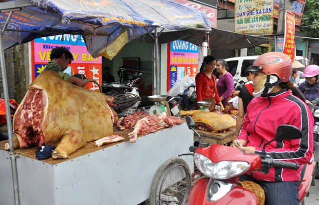 Nếu như mọi năm các chủ quầy hàng thịt bê này có thể bán được gần chục con thì năm nay bán được khoảng 3 con bê cũng đã rất khó khăn.