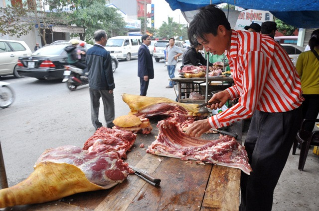 Theo anh Nguyên (Thị trấn Gôi, Vụ Bản) chủ một quầy hàng cho biết: “Thịt bê năm nay bán được ít, người mua thịt không nhiều”.