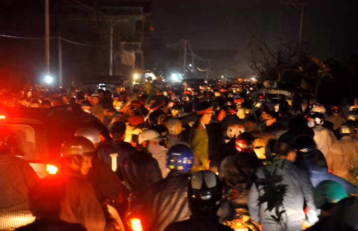 Từ chiều ngày mùng 7 âm lịch, dòng người từ trong tỉnh và các tỉnh lân cận như: Thái Bình, Ninh Bình, Hà Nam… đã đổ về khu vực chợ Viềng để du xuân khiến các tuyến đường ở đây ùn tắc kéo dài.