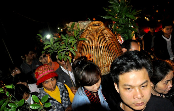 Mua cây, đồ dùng nông nghiệp ở chợ Viềng đầu năm là một nét văn hóa rất riêng của người dân các tỉnh phía Bắc. Chợ Viềng diễn ra duy nhất trong ngày mùng 8.