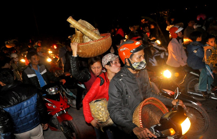 Người thì mua thúng, mua đó, mua rổ…