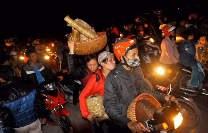 Người thì mua thúng, mua đó, mua rổ…