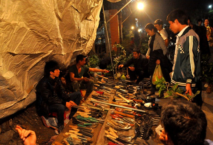 Chợ Viềng luôn nổi tiếng là chợ cầu may của người Việt. Người đi chợ thường chọn mua các dụng cụ lao động của nhà nông như: cuốc, xẻng, bay…