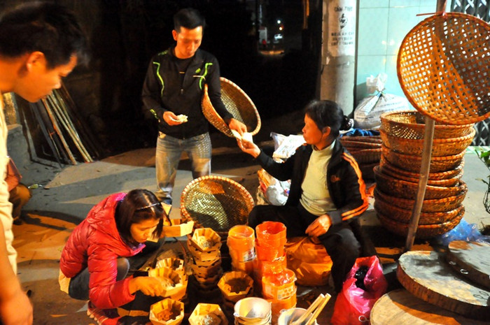 Chỉ 25.000 đồng một chiếc rổ. Người mua thúng, rổ… không phải chỉ về để làm dụng cụ lao động mà còn để cầu may mắn, phát lộc trong năm mới.
