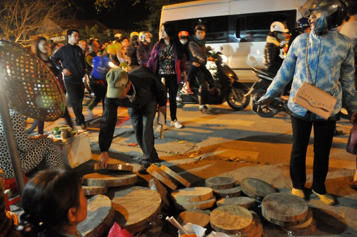 Gian hàng bán thớt của một bà chủ chuyên bán hàng ở chợ Viềng đã được hơn 20 năm. Mỗi loại thớt cũng giá khác nhau, từ 300.000 – 70.000 đồng và tùy vào kích cỡ.