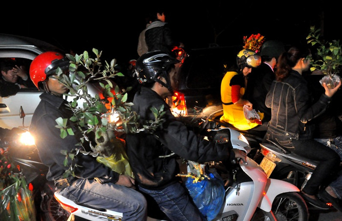 Mỗi người ra về đều mang theo một món đồ mua ở chợ Viềng. Người thì mua cây xanh…