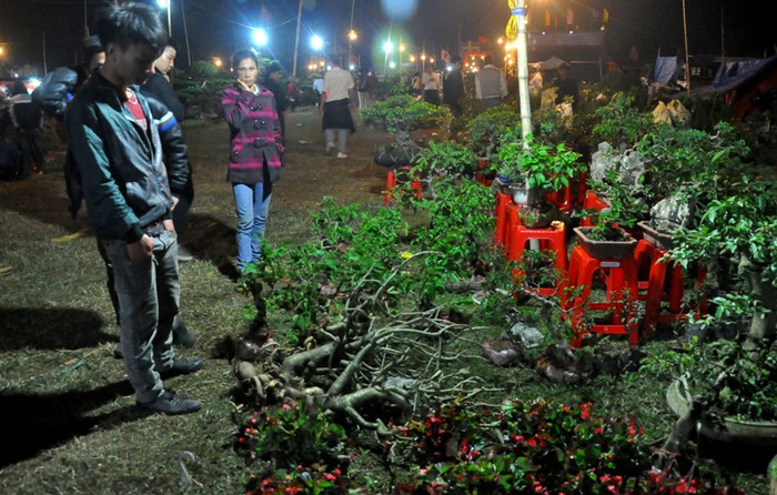 Đã hơn 12 giờ đêm nhưng phía bên trong chợ Viềng vẫn tấp nập cảnh mua người bán.