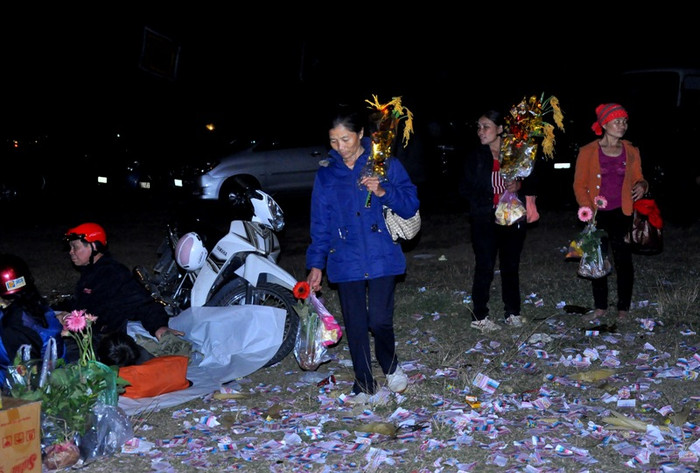 Người đi chợ Viềng không phân biệt là ai mà họ cùng chung một mong muốn cầu may ngày đầu xuân mới.