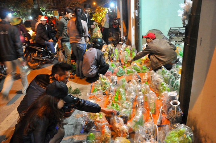 Các gian hàng đồ trang trí cũng hút khách trong đêm chợ Viềng.