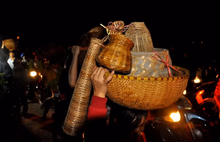 Đã tới chợ Viềng thì không ai về không. Ít nhất cũng phải mua một món đồ hay một loại cây nào đó.