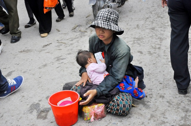 Sử dụng những em bé để làm phương tiện ăn xin….