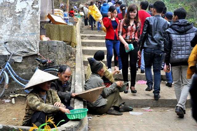 Đầu lối đi lên di tích Mẫu Thượng Ngàn “cái bang” ngồi la liệt.