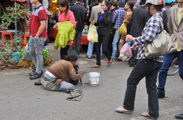 Hay những người khuyết tật cũng đổ bộ xuống đường để làm “cái bang” trong dịp này.